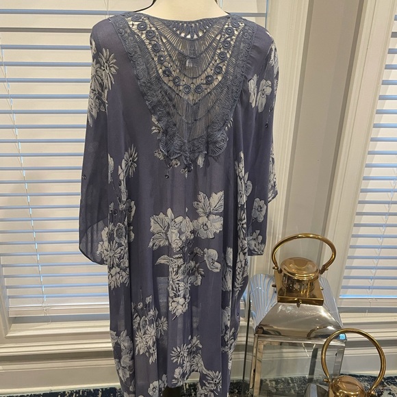 Beautiful Blue flowing floral kimono with crochet back - Picture 7 of 12